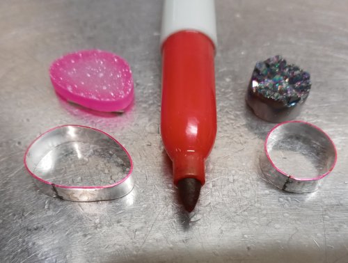 Judy Larson's Organic Wire Pendant - , Contemporary Wire Jewelry, Butane Torch, Soldering, Solder, Color the bottom edge of each bezel with a Sharpie Marker.    
